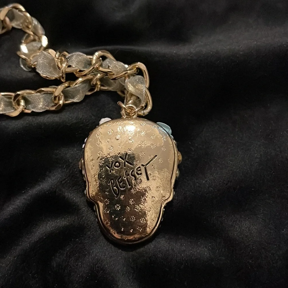 New with Tag Betsey Johnson Gold Sugar Skull blue and White Flowers necklace - Picture 8 of 10